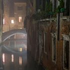 Venedig nachts im Nebel