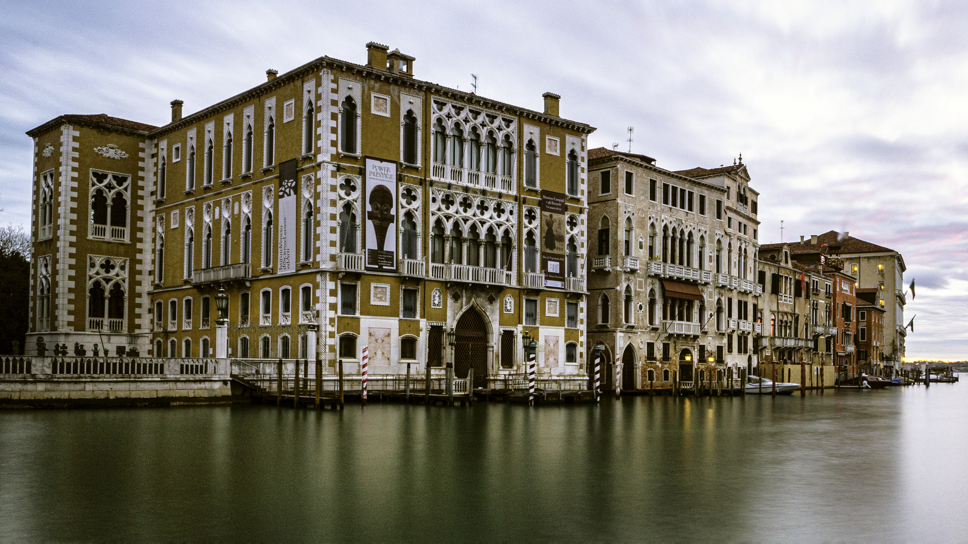 Venedig. Palazzi an der Ponte dell' Accademia.
