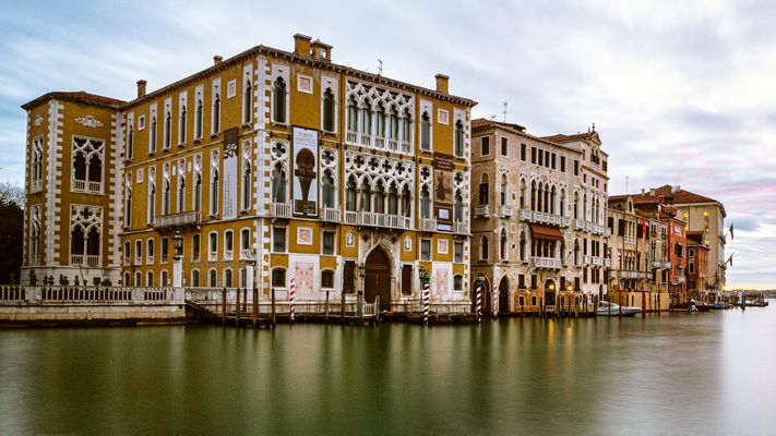 Venedig. Palazzi an der Ponte dell' Accademia.