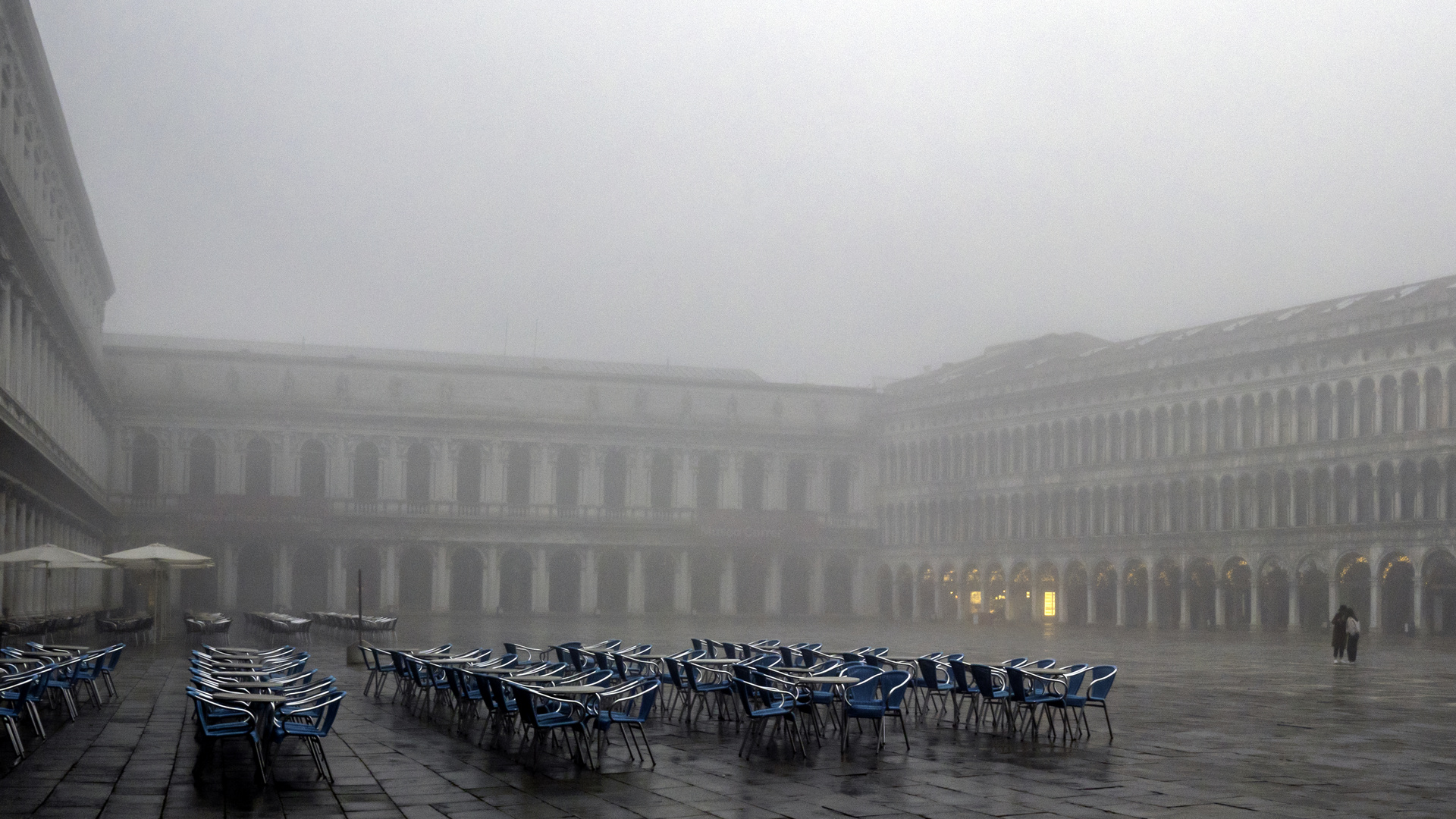 Venedig. Piazza San Marco. Café im Nebel.