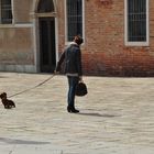Venedig, Piazza S.Stefano, Frauchen und Hund....