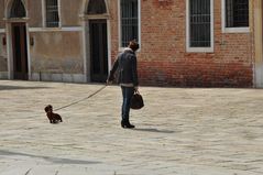 Venedig, Piazza S.Stefano, Frauchen und Hund....