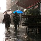 Venedig-Regen, Sonne, blauer Schirm
