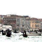 Venedig - Rush Hour der Gondeln am Herbstabend