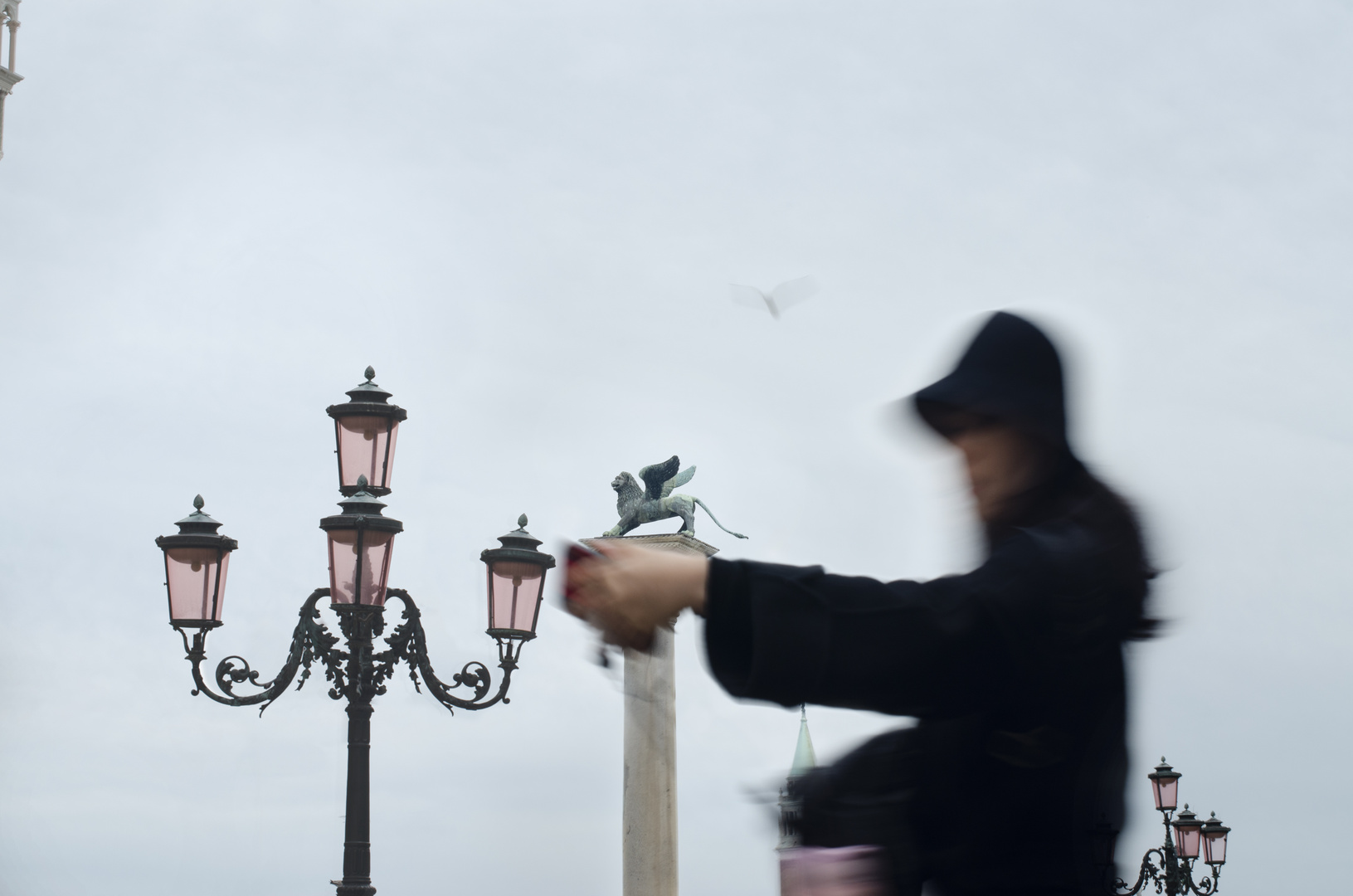 Venedig San Marco Frau mit Handy III