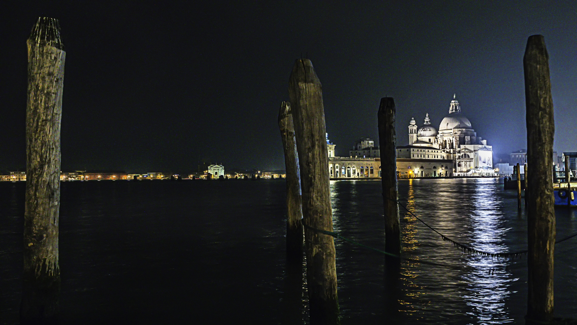 Venedig. Santa Maria della Salute bei Nacht.