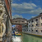 VENEDIG - Seufzerbrücke - Steinskulptur von Filippo Calendario (14. Jh.)