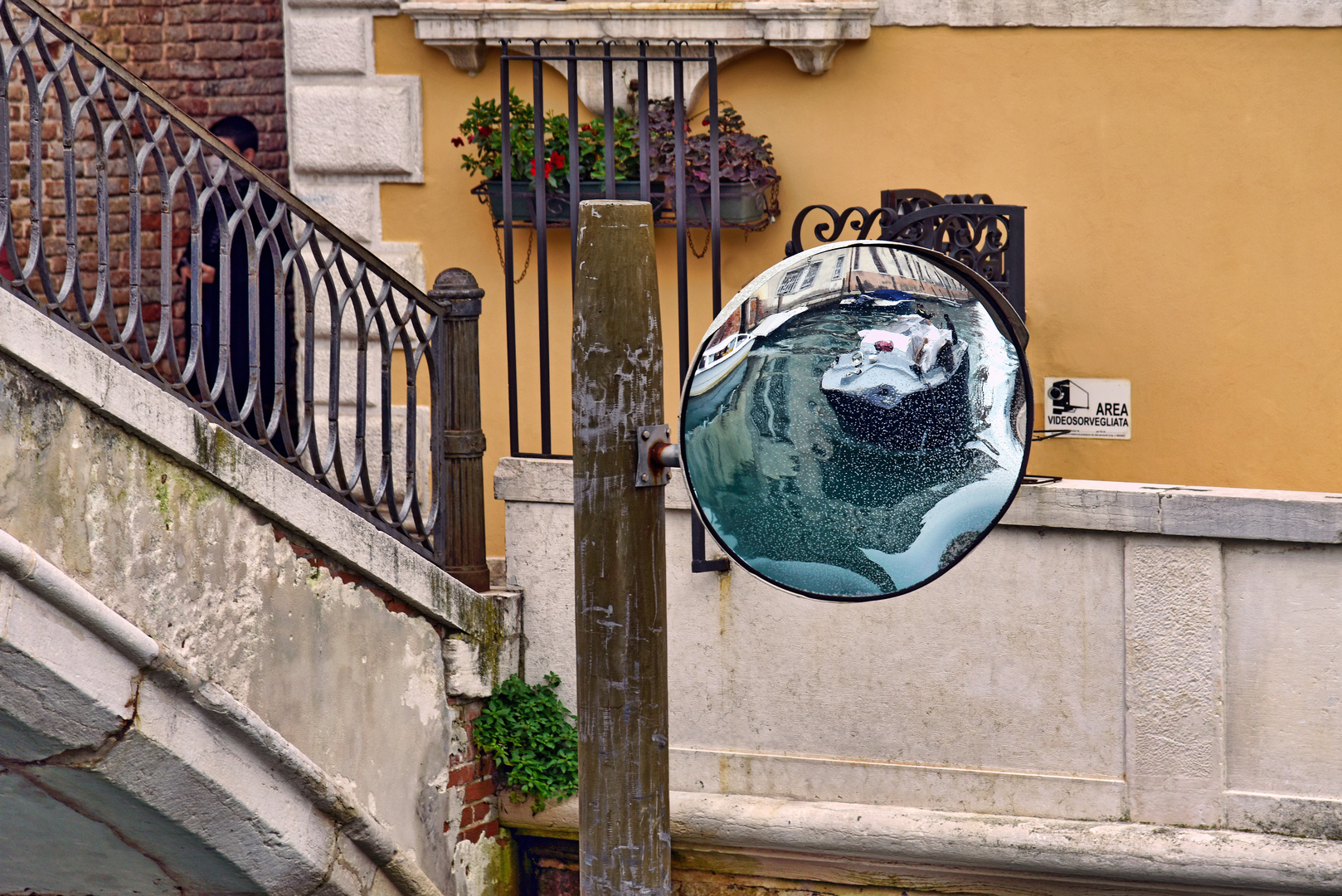  Venedig. Spiegelbild im Wasser-Kanal.