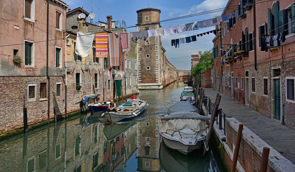 Venedig. Spiegelbild im Wasser-Kanal.