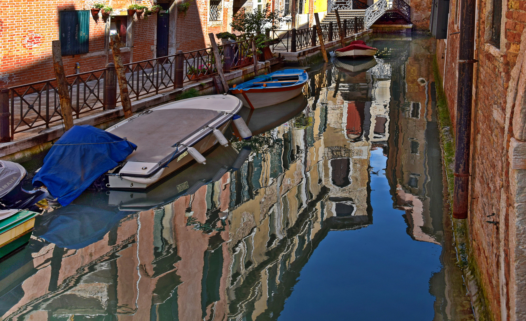  Venedig. Spiegelbild im Wasser-Kanal.