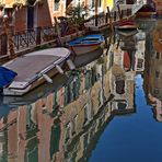  Venedig. Spiegelbild im Wasser-Kanal.