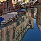  Venedig. Spiegelbild im Wasser-Kanal.
