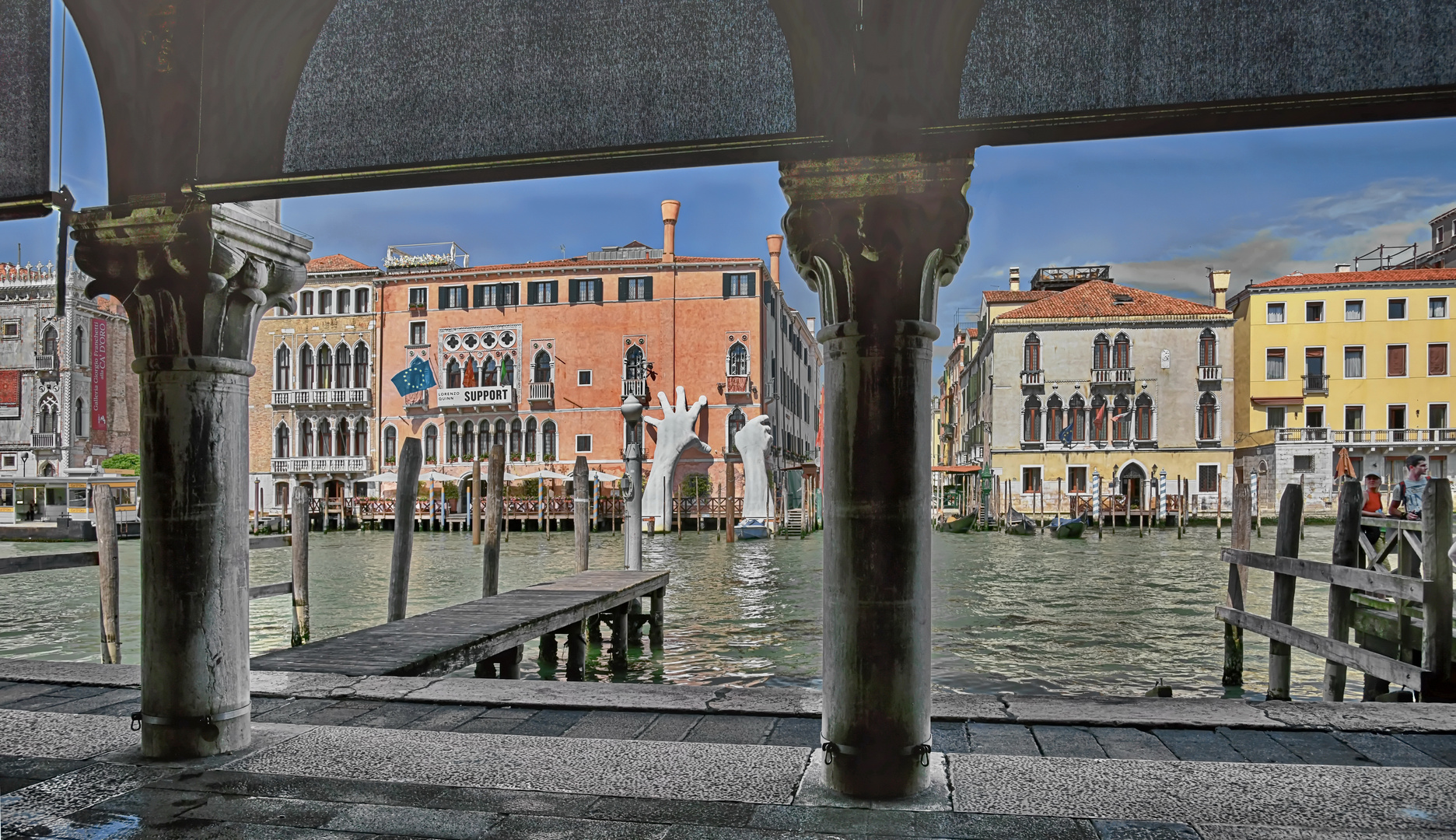 VENEDIG  - stützende Hände -