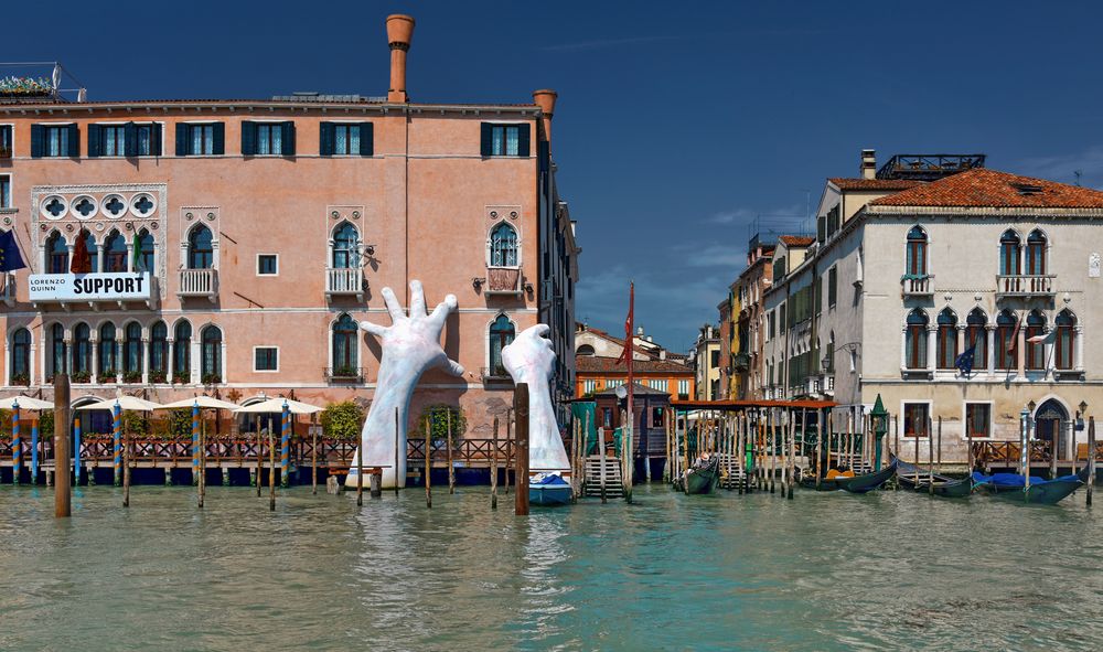 Venedig  - Stützende Hände -