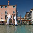 Venedig  - Stützende Hände -