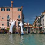 Venedig  - Stützende Hände -