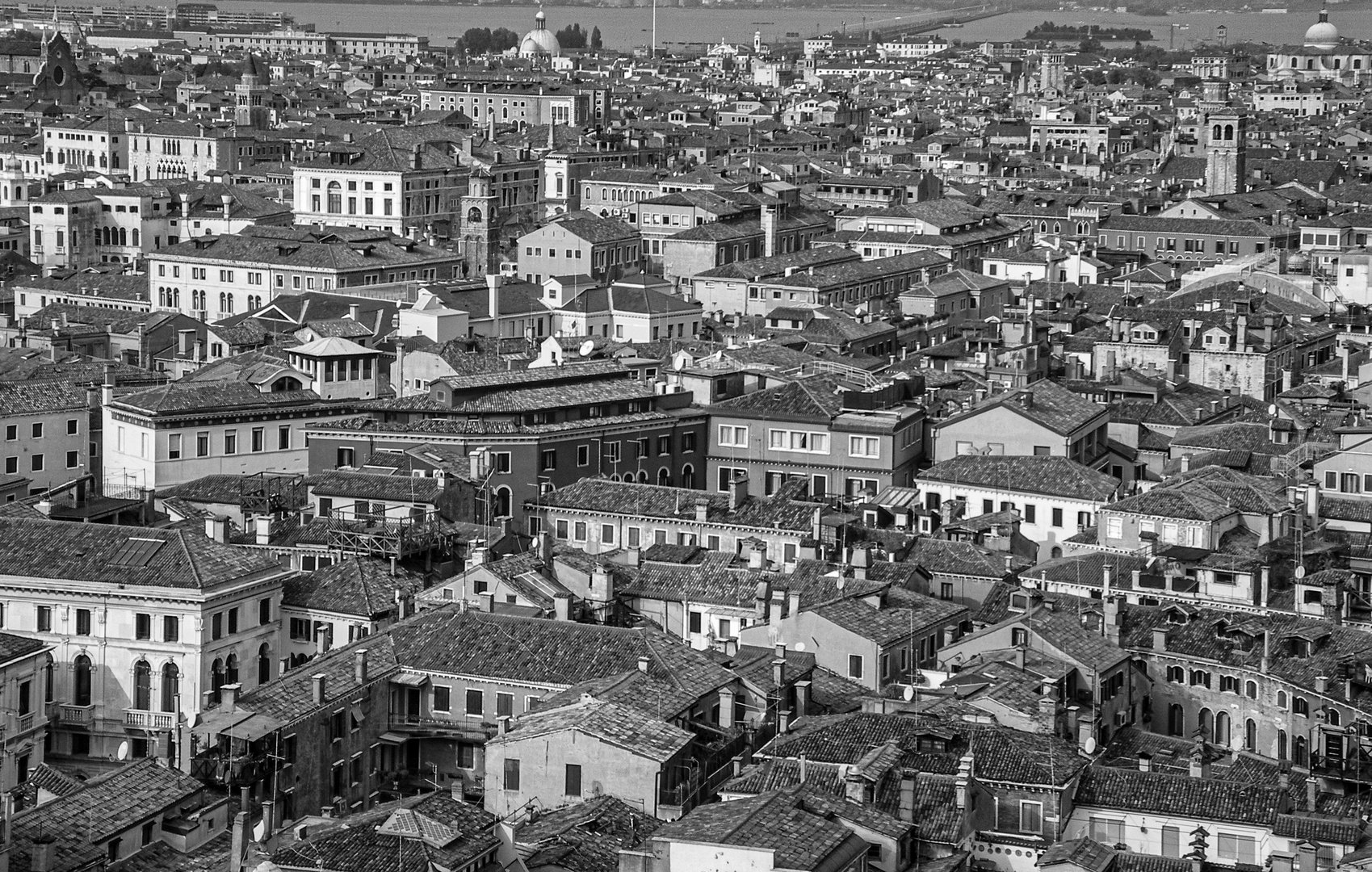 Venedig von schräg oben S/W