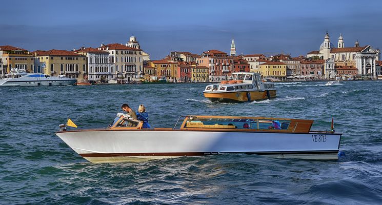 VENEDIG  - Wassertaxi auf dem Canale della Giudecca -