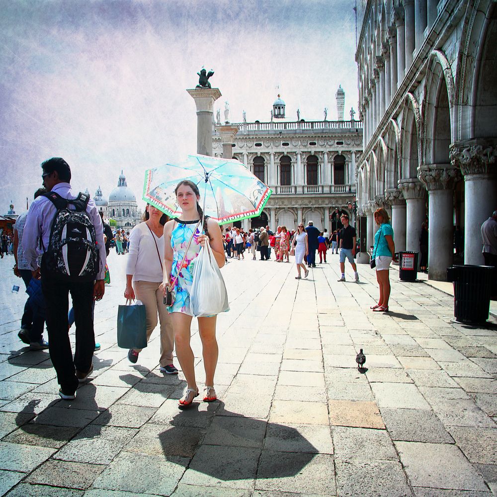 venedig : wenn die mädels sonnenschirm tragen