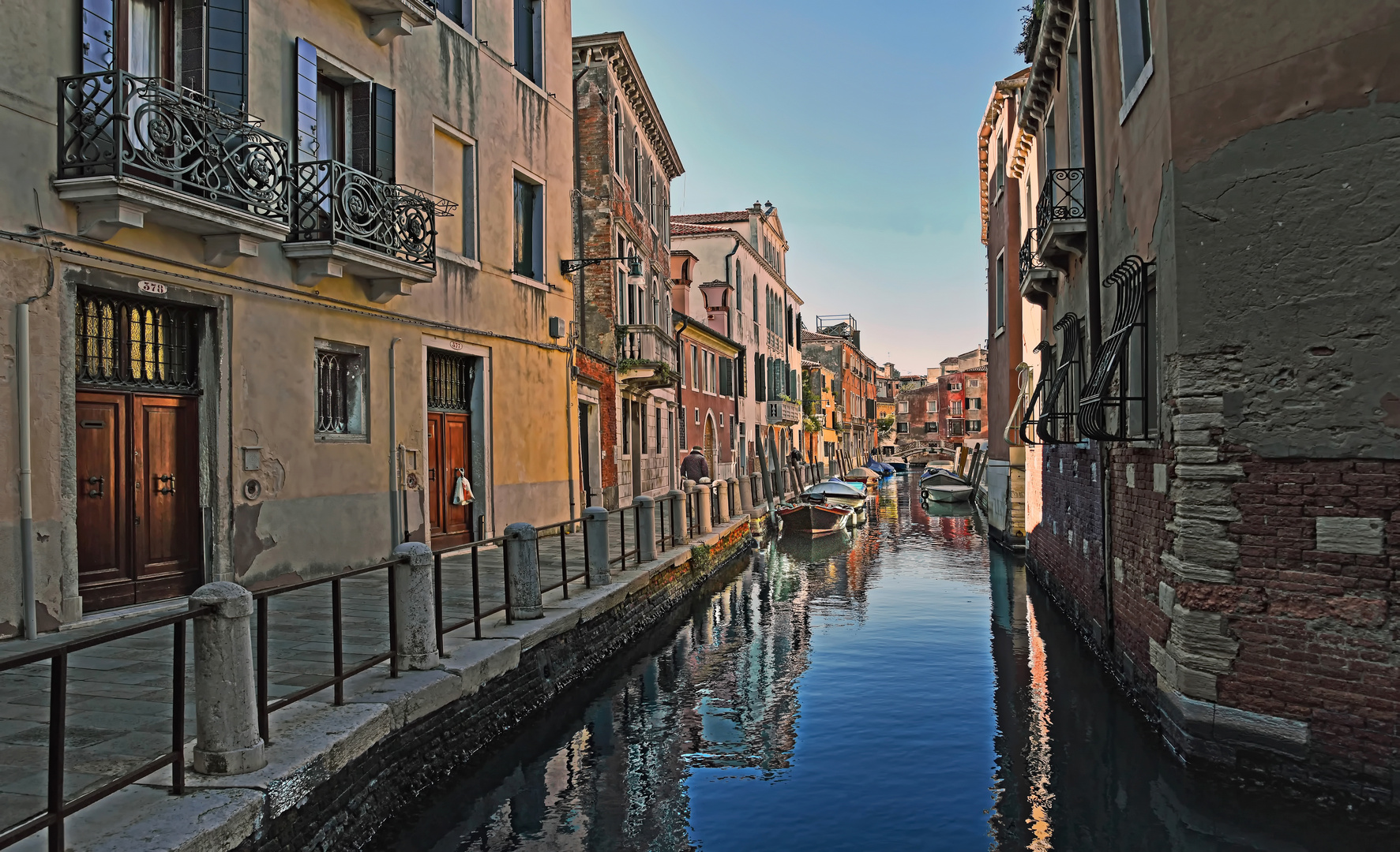 VENEDIG   - Wunderschöne Seitenkanäle -