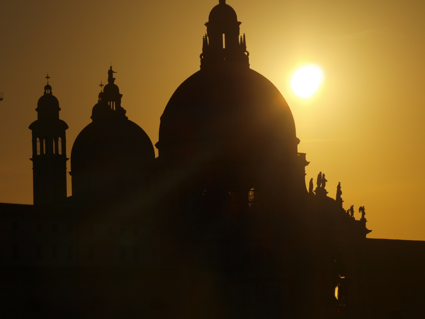 venezia al tramonto dalla laguna