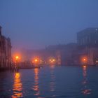 Venezia all'imbrunire con la nebbia sul canal