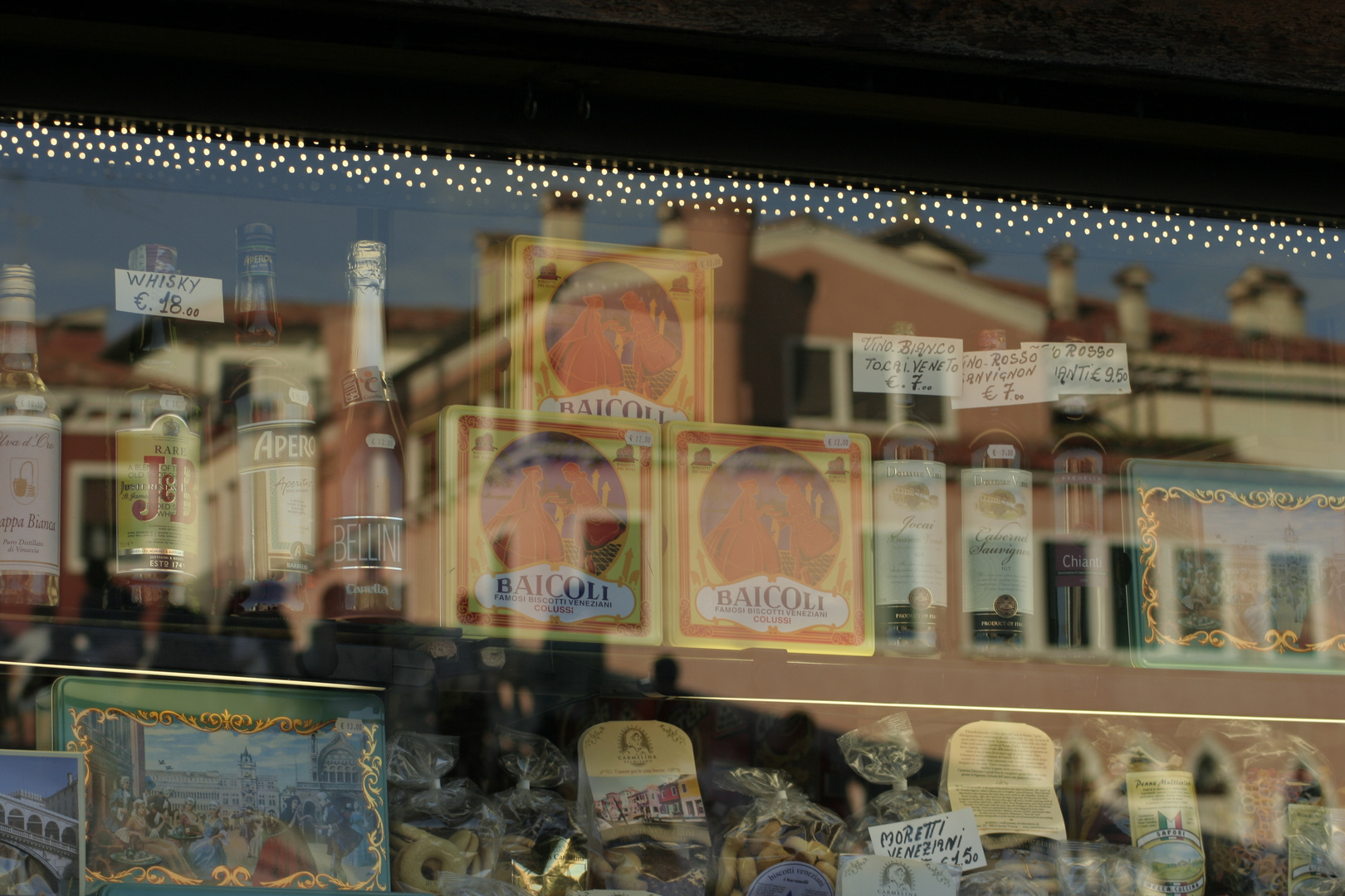 Venezia im Ladenfester gespiegelt