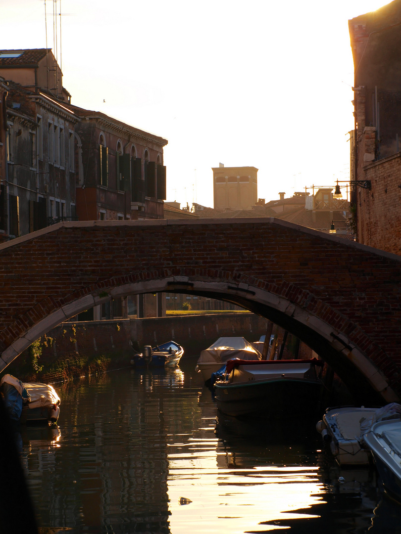 Venezia scorcio di un canale in Dorsoduro al tramonto