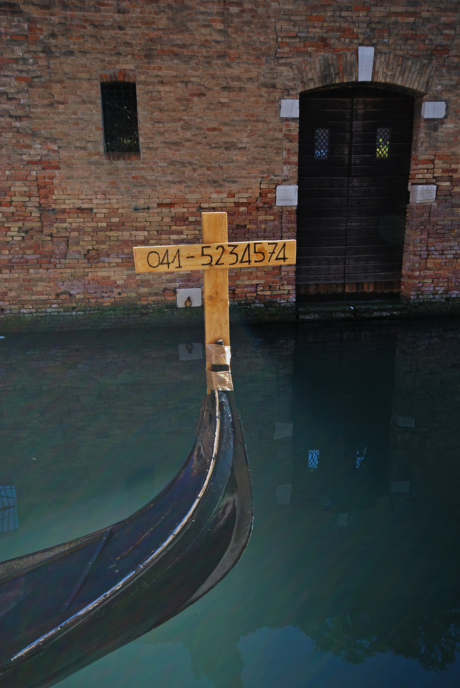 Venezia : vecchia gondola vendesi....