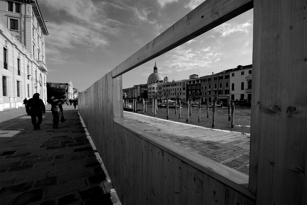 Venezia : Window Wood B/W