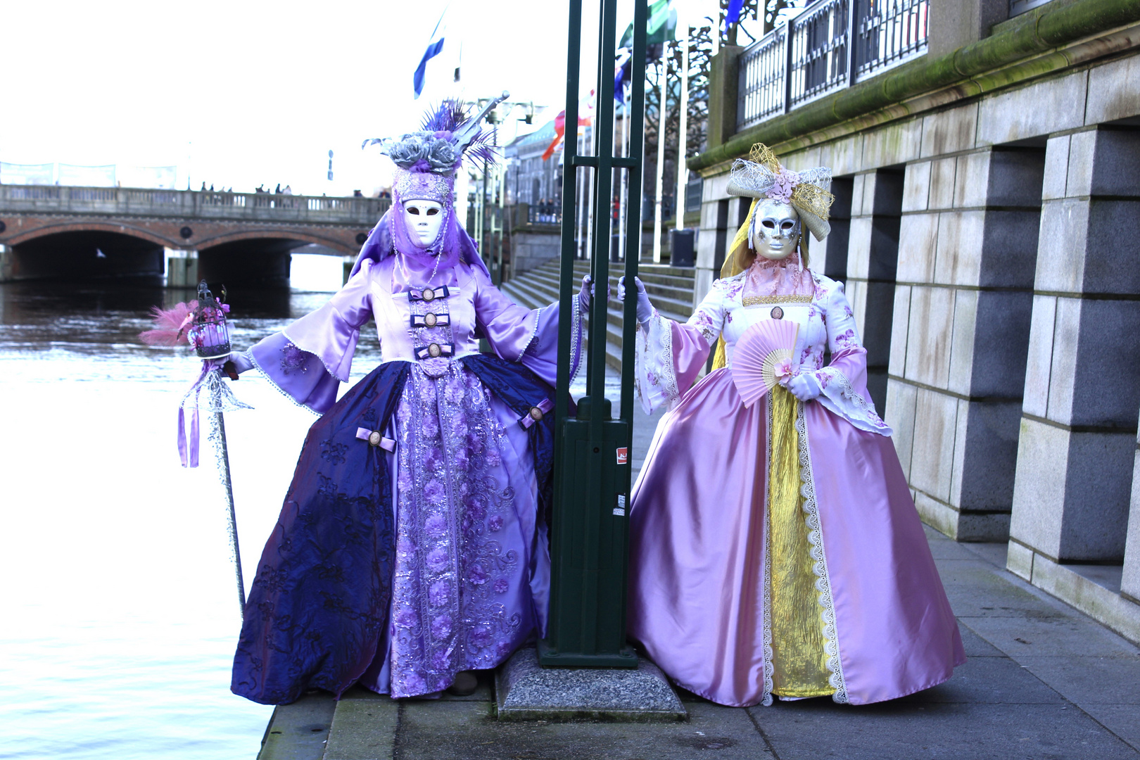 Venezianisch kostümierte Damen am Alsterfleet in Hamburg.