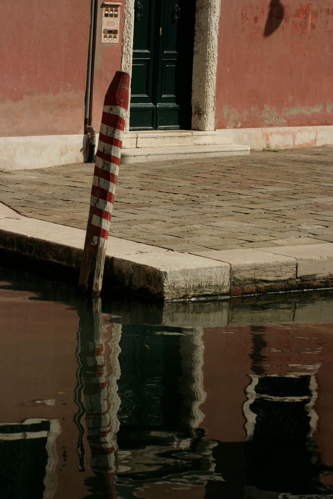 Venezianische Türen im Spiegel