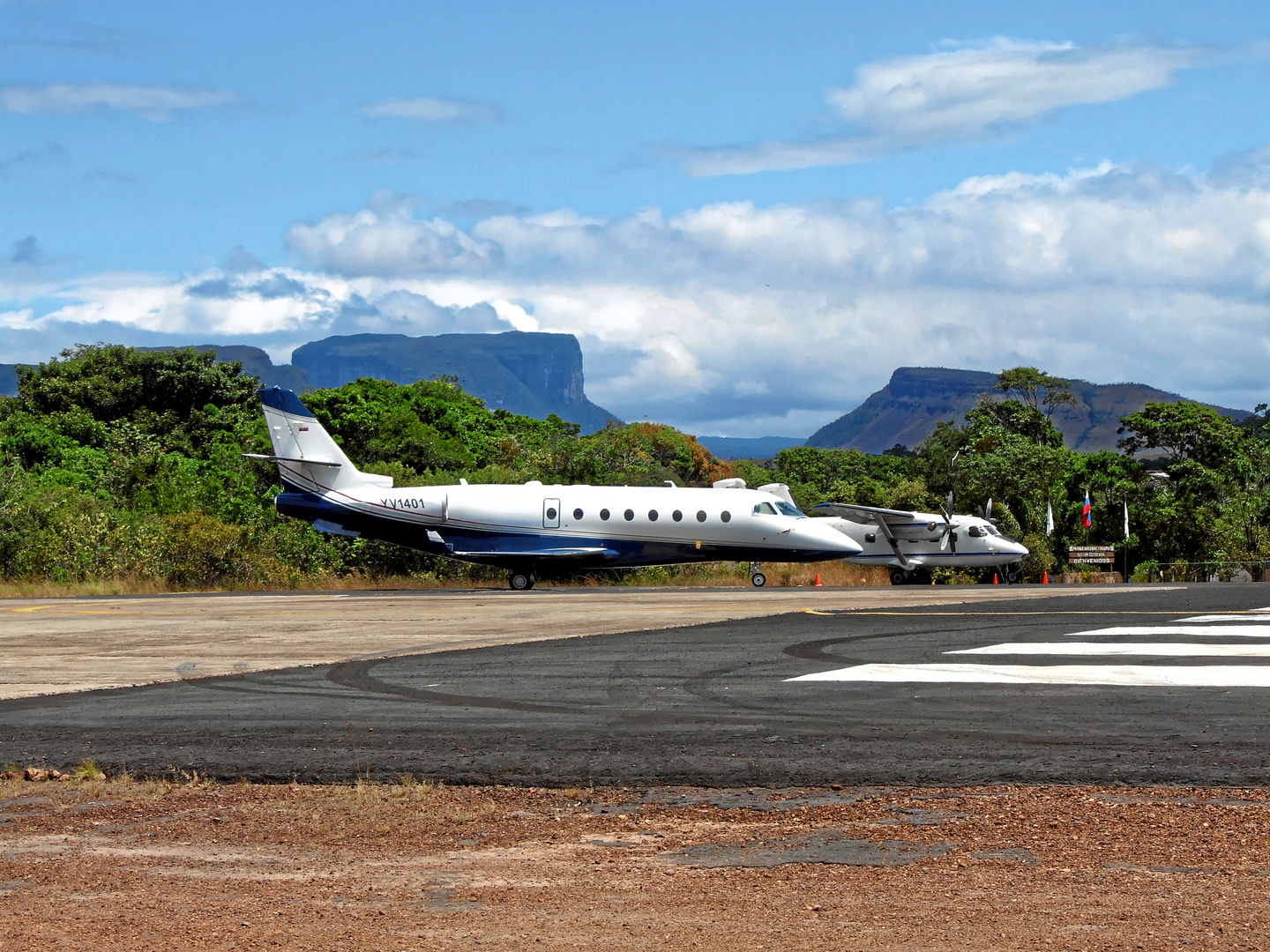 Venezuela 2007, Canaima-Airport, im Hintergrund die Tepui