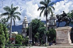 Venezuela: Kathedrale und Reiterstandbild des Simon Bolivar in Merida