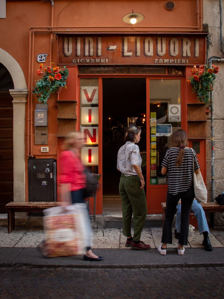 Veni Vidi Vici Vini Foto & Bild | city, italy, people Bilder auf ...