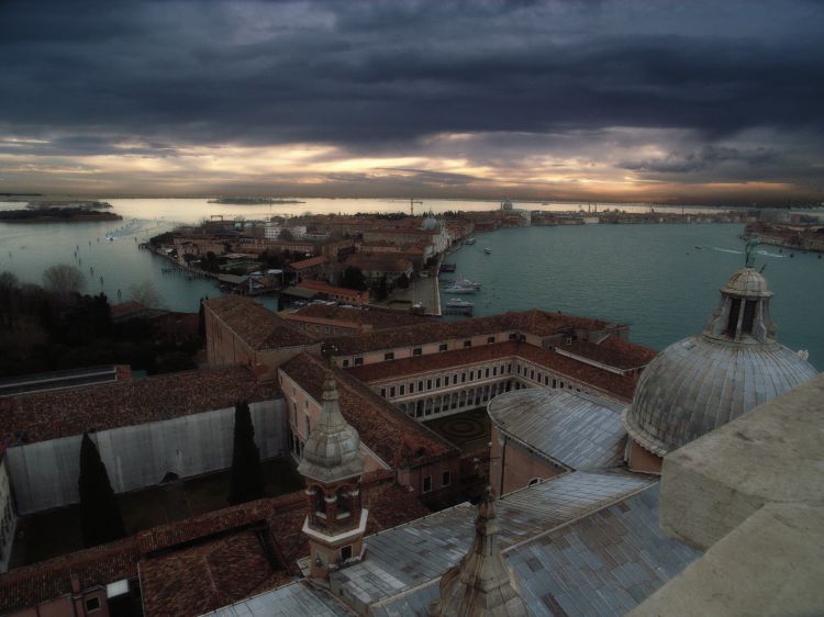 venise: la lagune le soir.