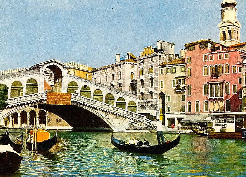 VENISE . LE PONT DU RIALTO SUR LE GRAND CANAL