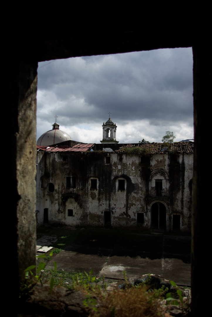 Ventana al patio Y a la soledad.