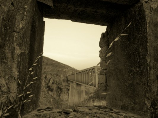 Ventana al puente de Eiffel en Jaen