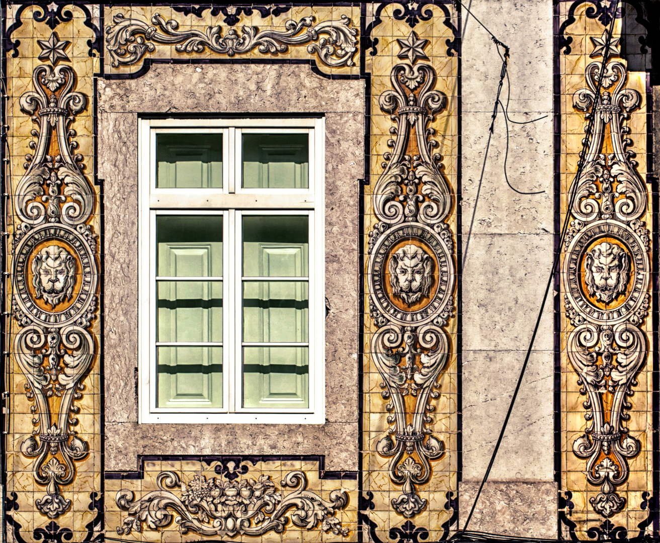 ventana entre azulejos