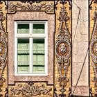 ventana entre azulejos