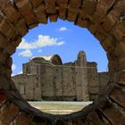 Ventana entre las ruinas