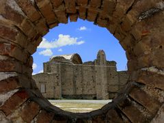 Ventana entre las ruinas