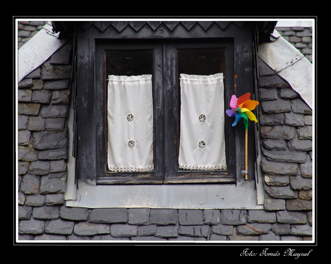 Ventana Gris con Molinillo