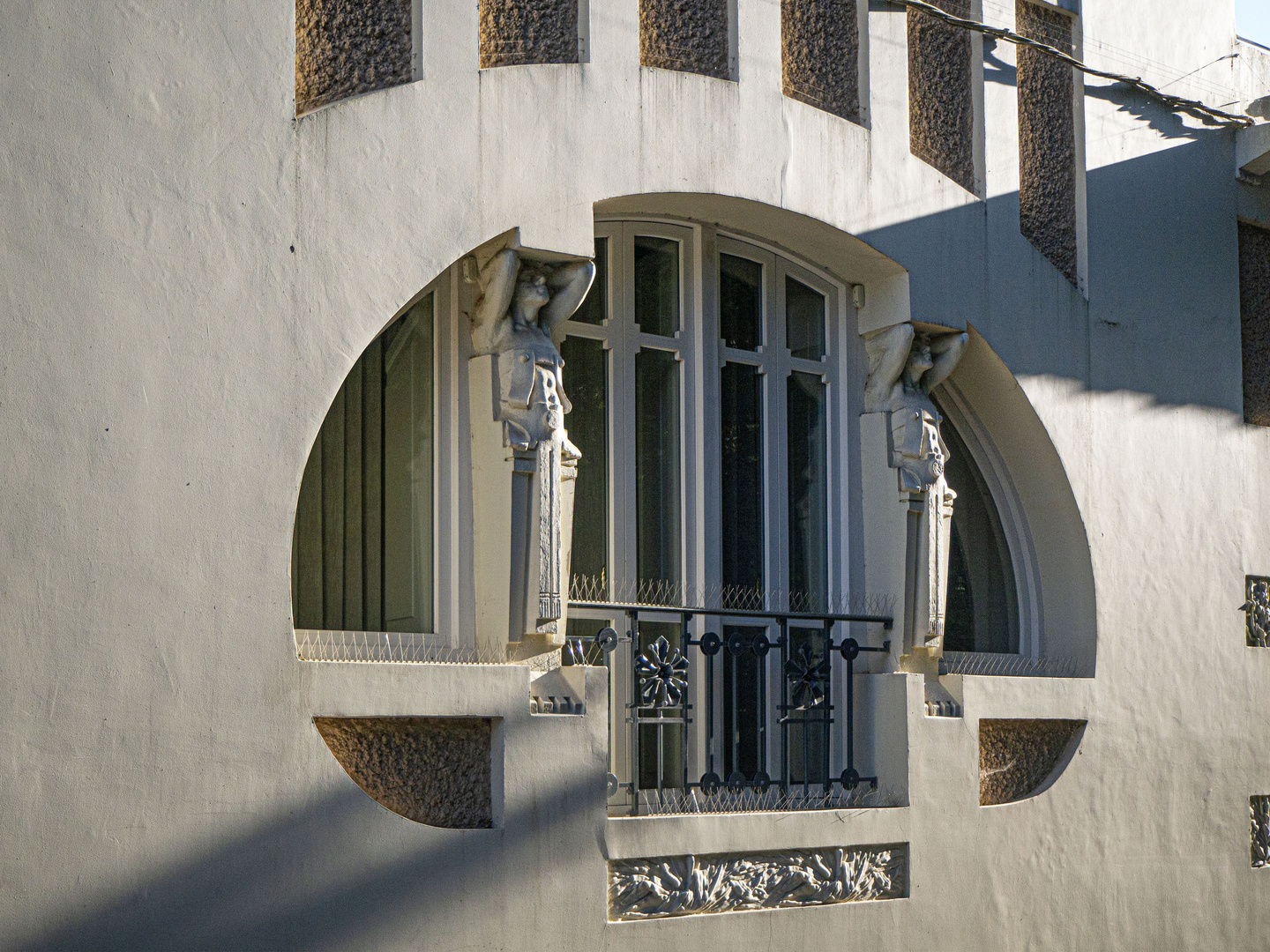 Ventana modernista con dos cariatides.