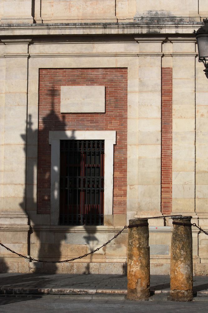 ventana y estatua