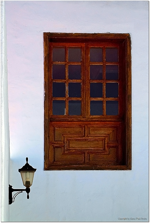 Ventana y lámpara