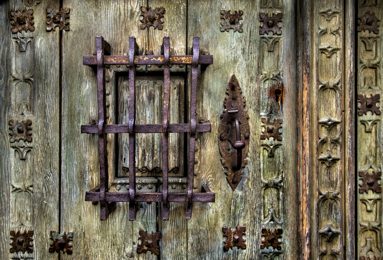 ventanuco de puerta en Ansó (Huesca)