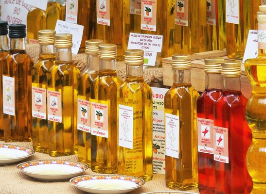 Vente d’huiles bio sur un marché du Gers