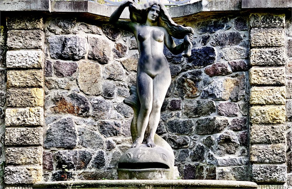 Venus Statue aus Sandstein -  im Garten der Thorwaldvilla Dresden
